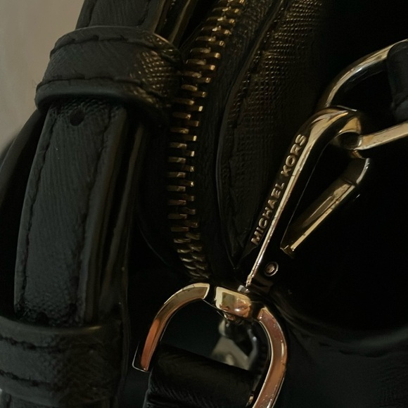 Michael Kors: Black Sheila Medium Faux Saffiano Leather Satchel- Gold Tone - Picture 5 of 15